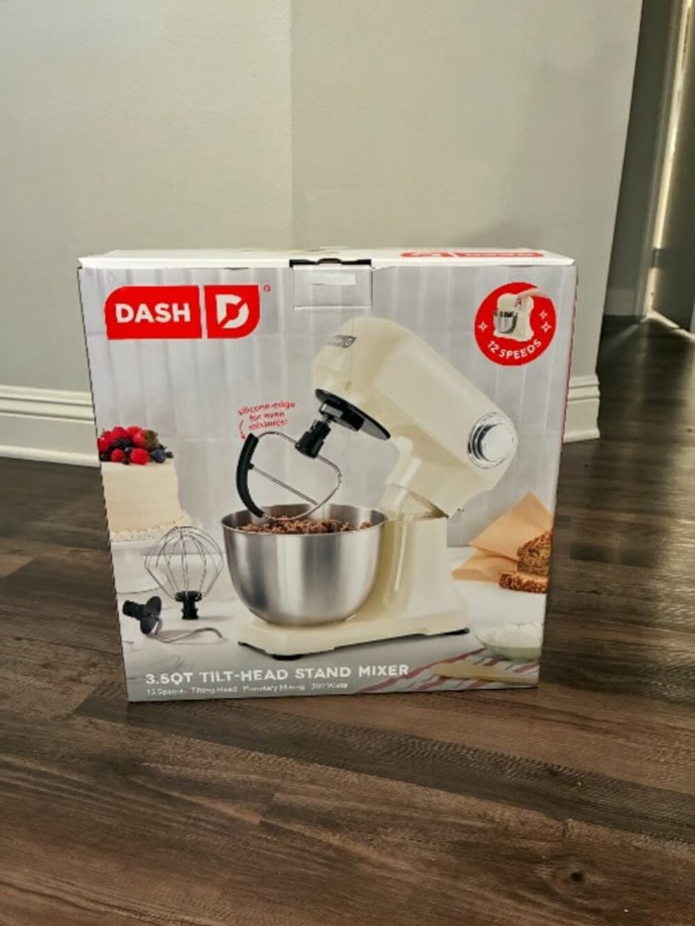 New In Box Dash 3.5 QT Tilt Head Stand Mixer in Cream - Picture 3 of 6
